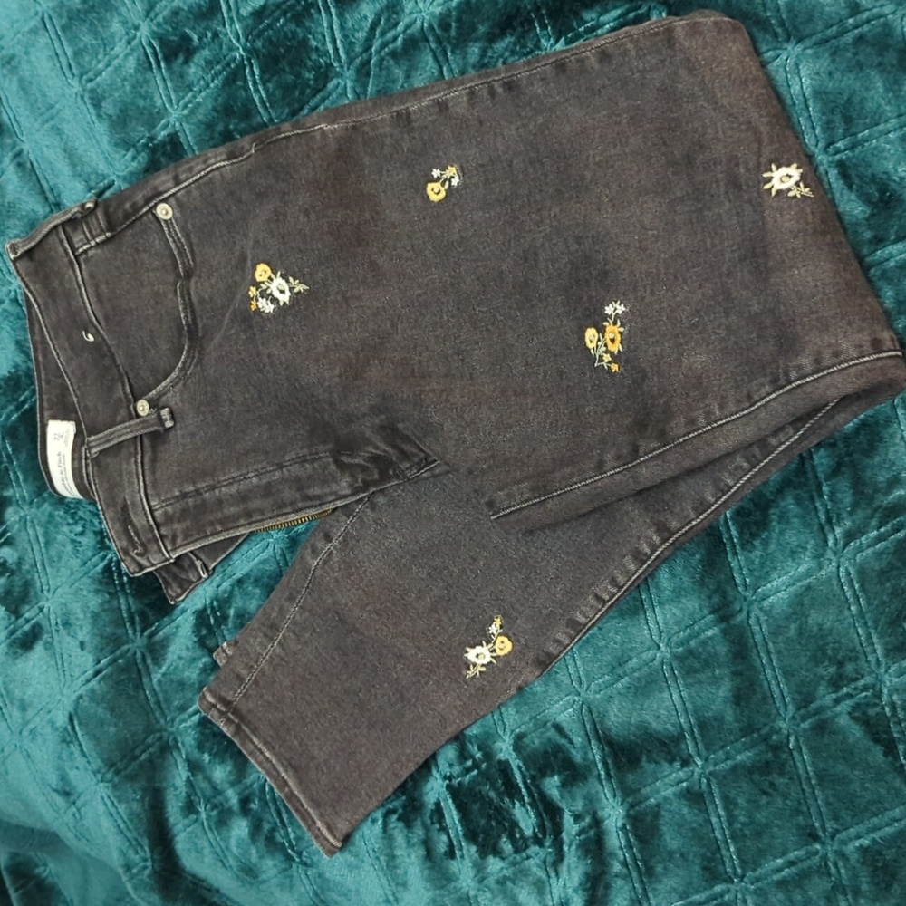 Abercrombie& Fitch size 4R Embroidery High Rise skinny jeans